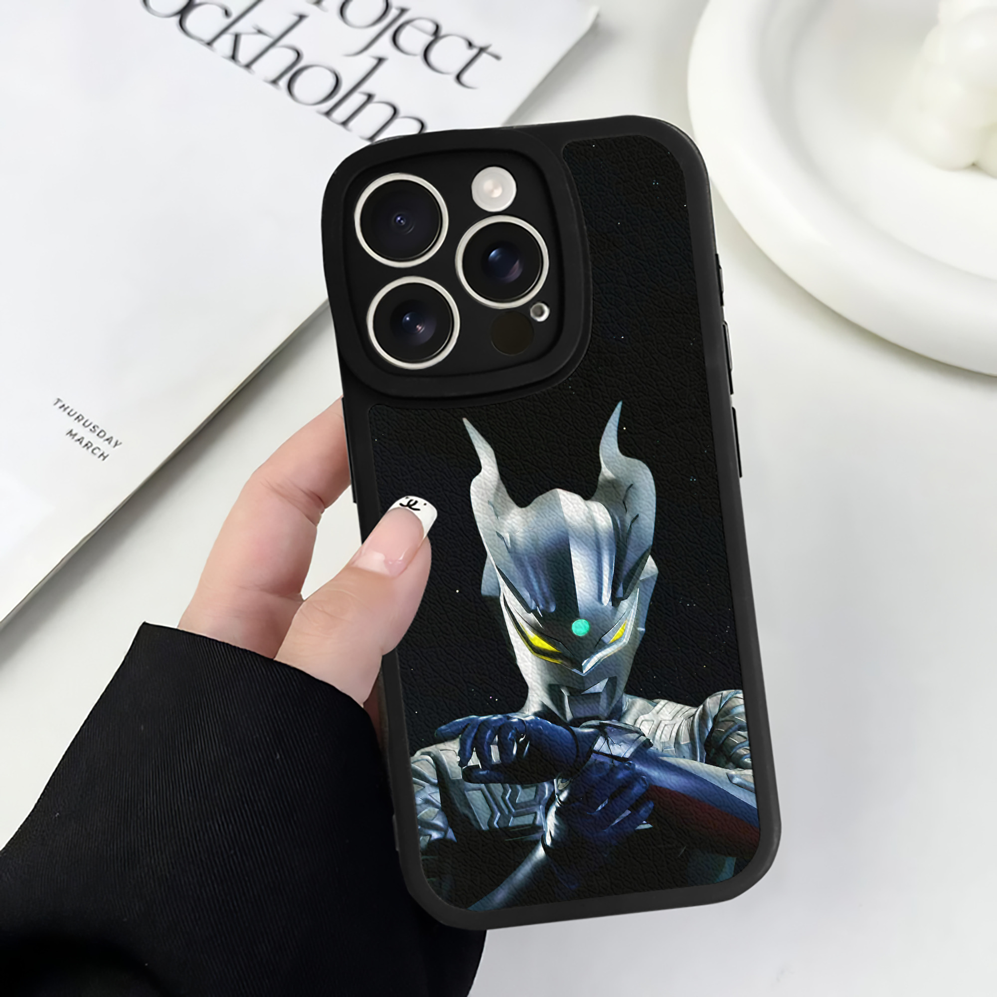 （画像用） ウルトラマン Ultraman 【iPhone 16シリーズ対応】シリコンスマホケース（レザー調） 材質：シリコン